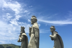 2585 22-2-18 3 kings statues