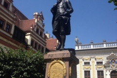 0002 1-8 statue Goethe