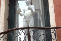 1067  20-9 balcony statue