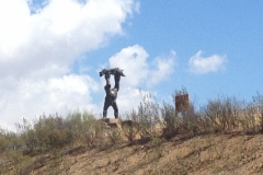 1072 statue by the road