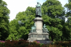 9238 11-6 Statue in park Stockholm