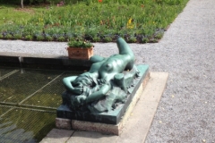 9244 11-6 Nude statue by pondStockholm