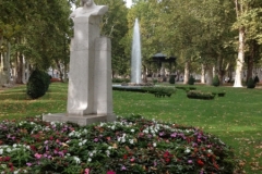 0543 1-9 statue in park