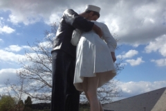 8243 27-4 kissing statue