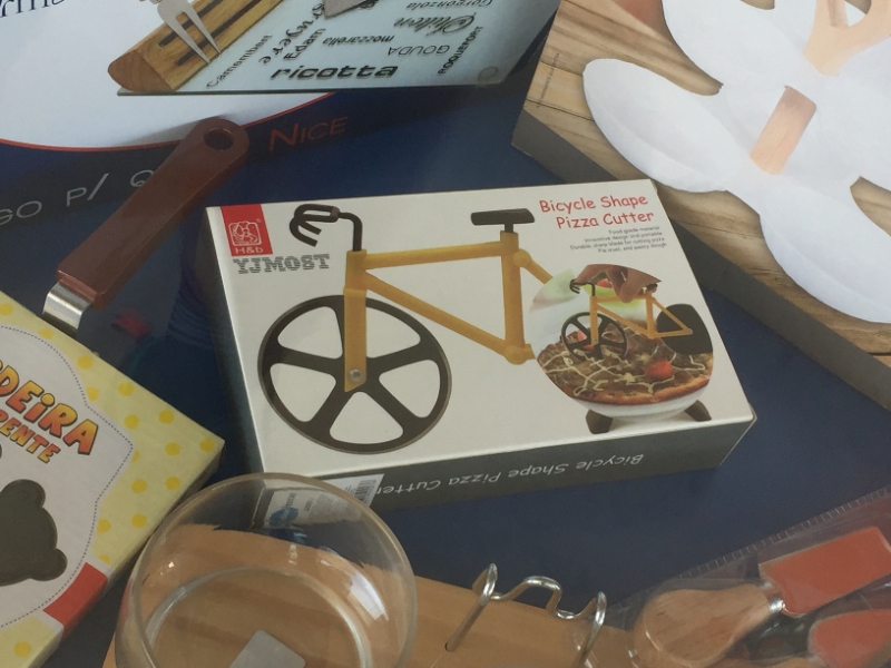 1642  27-12 Pizza cutter