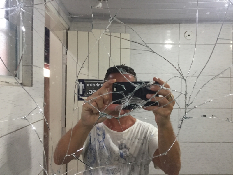1731  31-12 Broken mirror