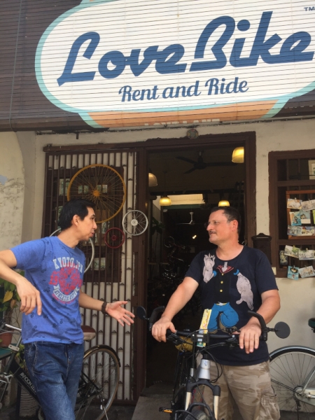 4711 -26-12-18  Lucas at bike shop