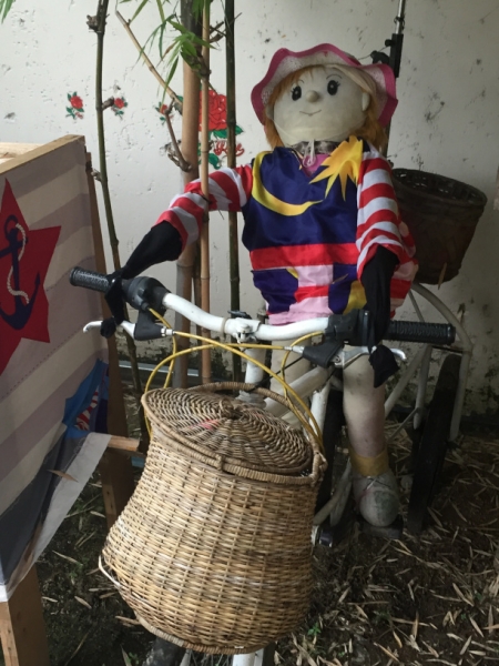 4753 -27-12-18  cycling scarecrow