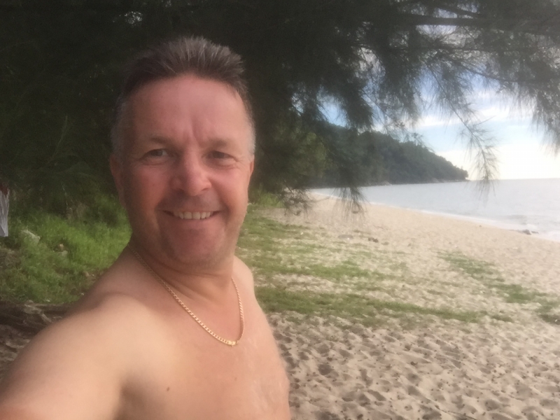 4905 30-12-18 Brian on beach