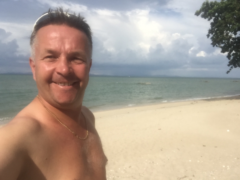 4950 31-12-18 Brian on the beach