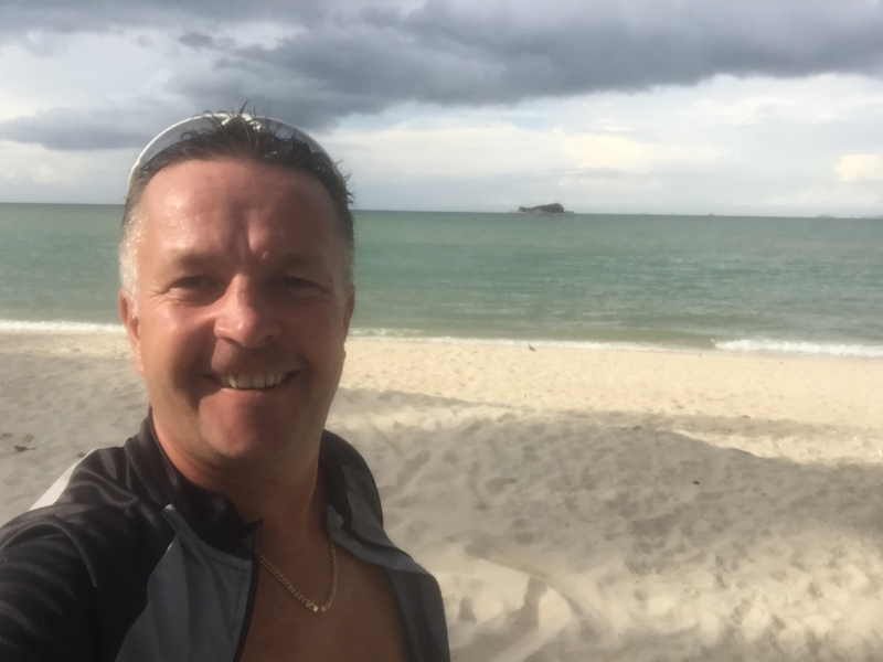 4954 31-12-18 Brian on the beach