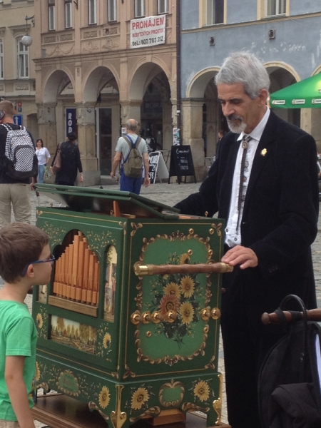0134 10-8 organist