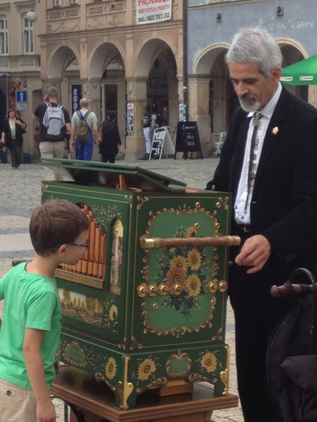 0135 10-8 organist