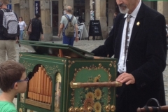 0134 10-8 organist