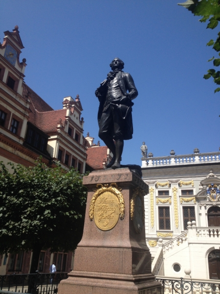 0002 1-8 statue Goethe