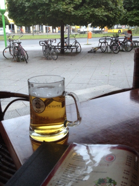 9720 13-7  pint of Warsteiner