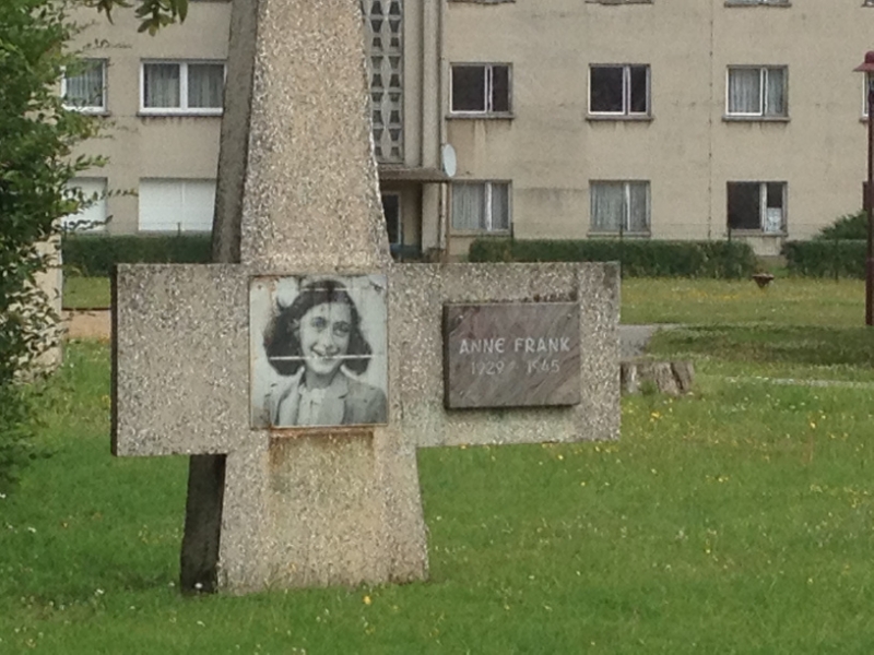 9830 22-7  Anne Frank memorial