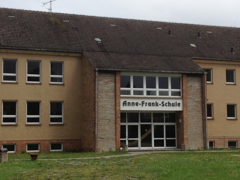 9831 22-7  Anne Frank school
