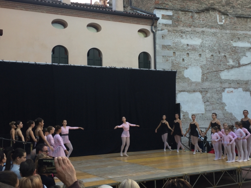 0058 28-9  OPen air ballet