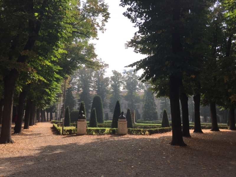 0136 6-10 Princes Gonzago statues ducal garden