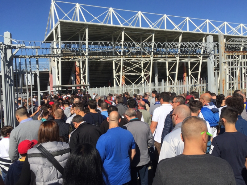 0190 8-10 crowd
