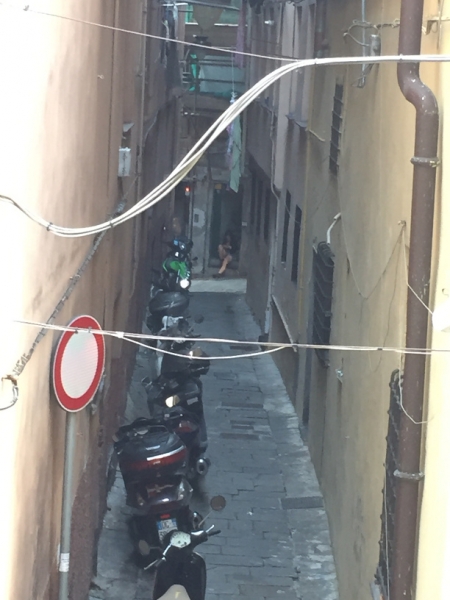 0405 19-10 Alley