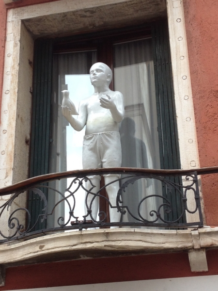 1067  20-9 balcony statue