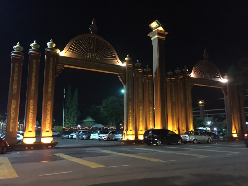 5217  10-1-19  illuminated building