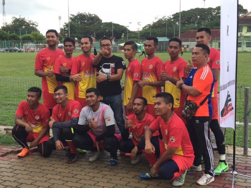 5293  12-1-19 football team