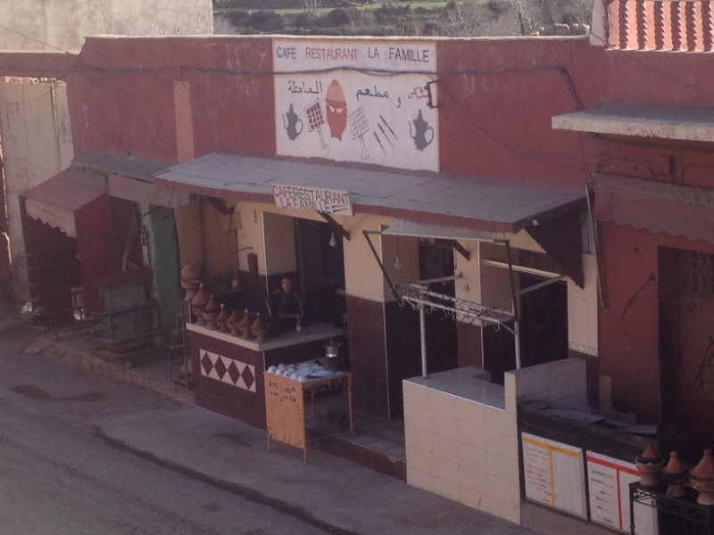 5842 2-2 La Famille restaurant