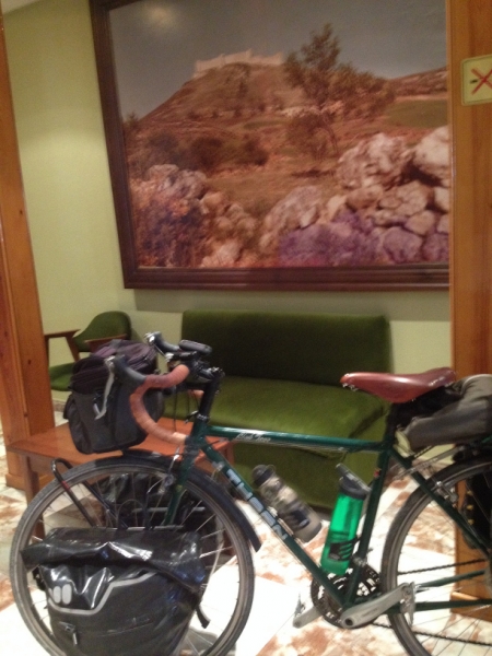 0453 Jadraque bike in hotel reception