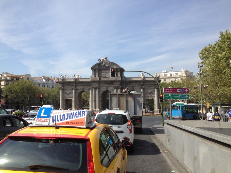 0680 Arch and traffic Madrid