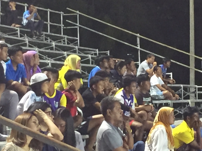6965 16-3-19 football crowd