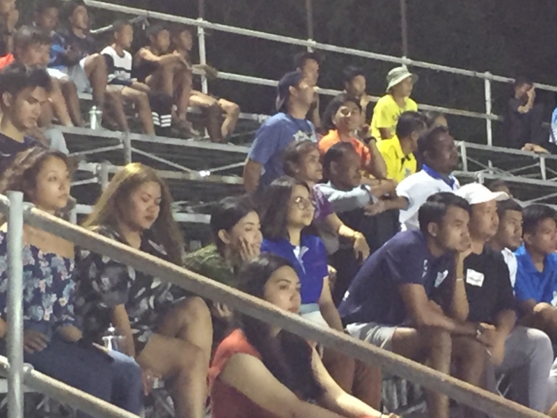 6966 16-3-19 football crowd