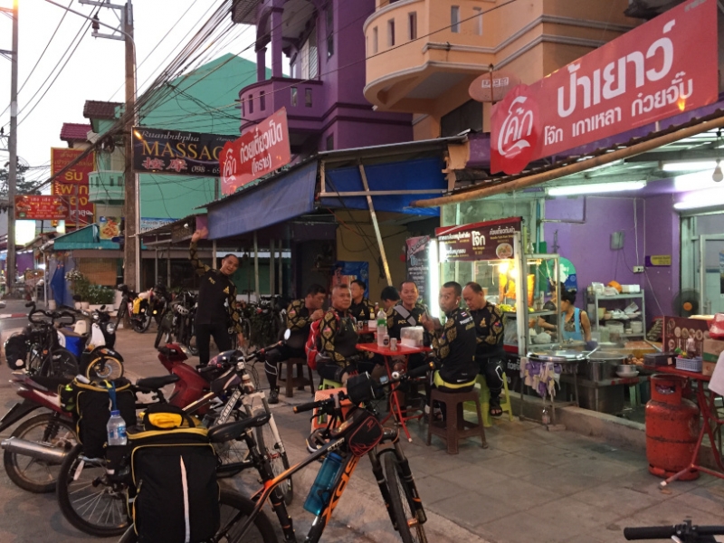 7196 24-3-19 cyclists breakfast