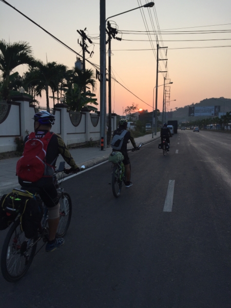 7197 24-3-19 cyclists setting off