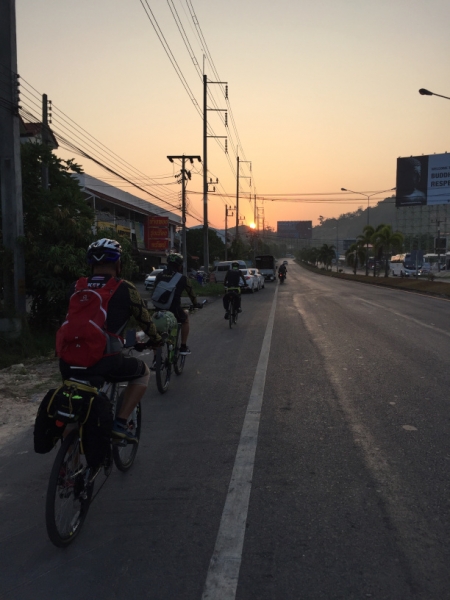 7198 24-3-19 cyclists setting off