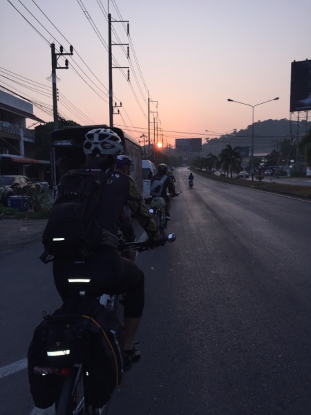 7199 24-3-19 cyclists setting off