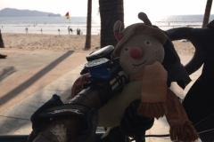 7094 21-3-19 BtS at the beach