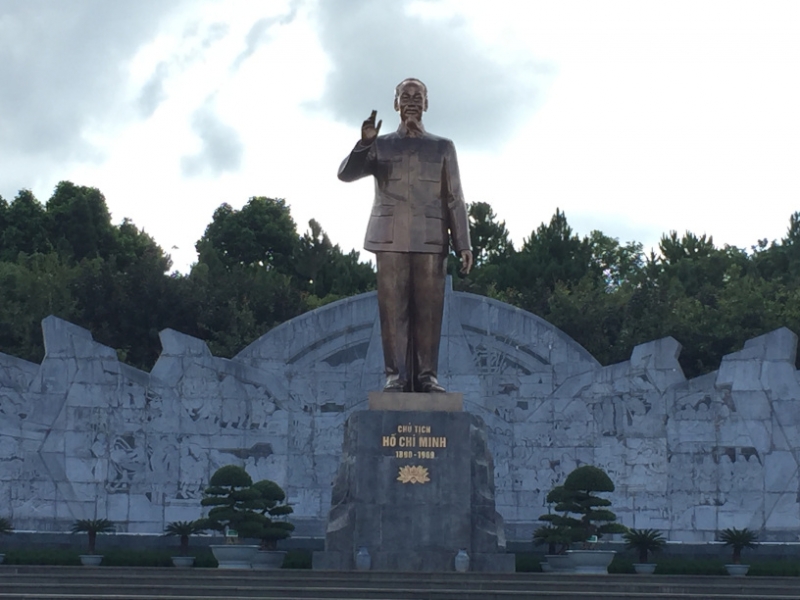 8718  9-6-19 Ho Chi Minh statue