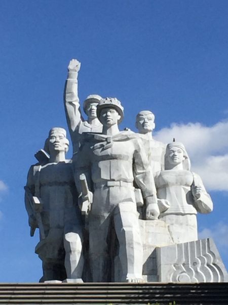 8736  10-6-19 statue