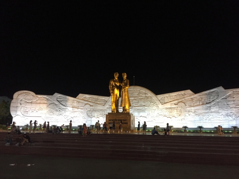 8828  12-6-19 golden statue