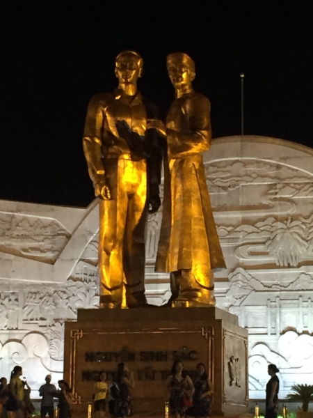 8829  12-6-19 golden statue