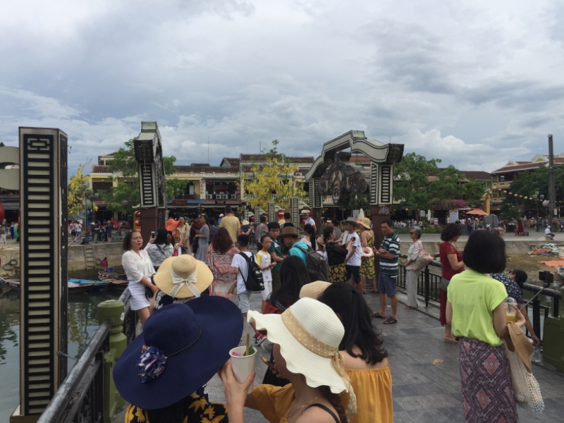 8924 17-6-19 crowd